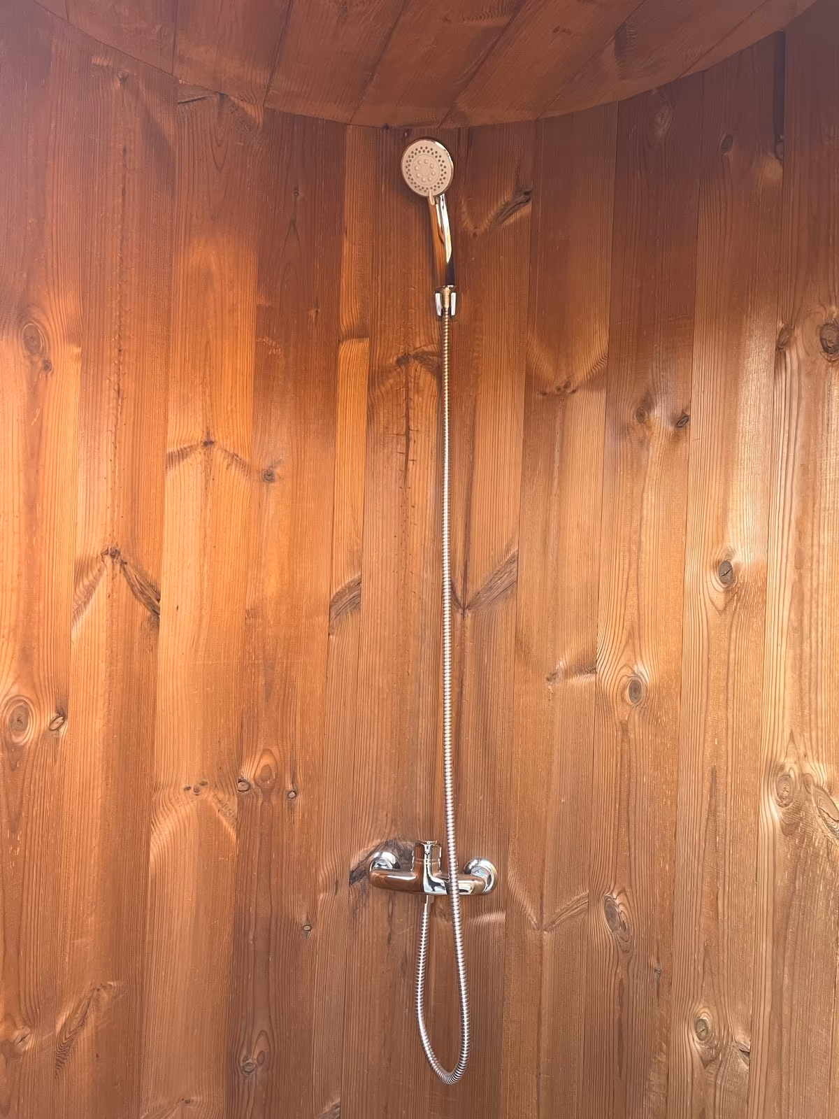 Gartendusche Fass aus Thermoholz – Premium Outdoor Dusche (42 mm) – Bild 7