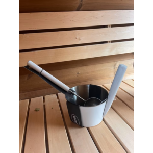 Weißer Saunaeimer aus Edelstahl mit Saunakelle und Holzgriffen
