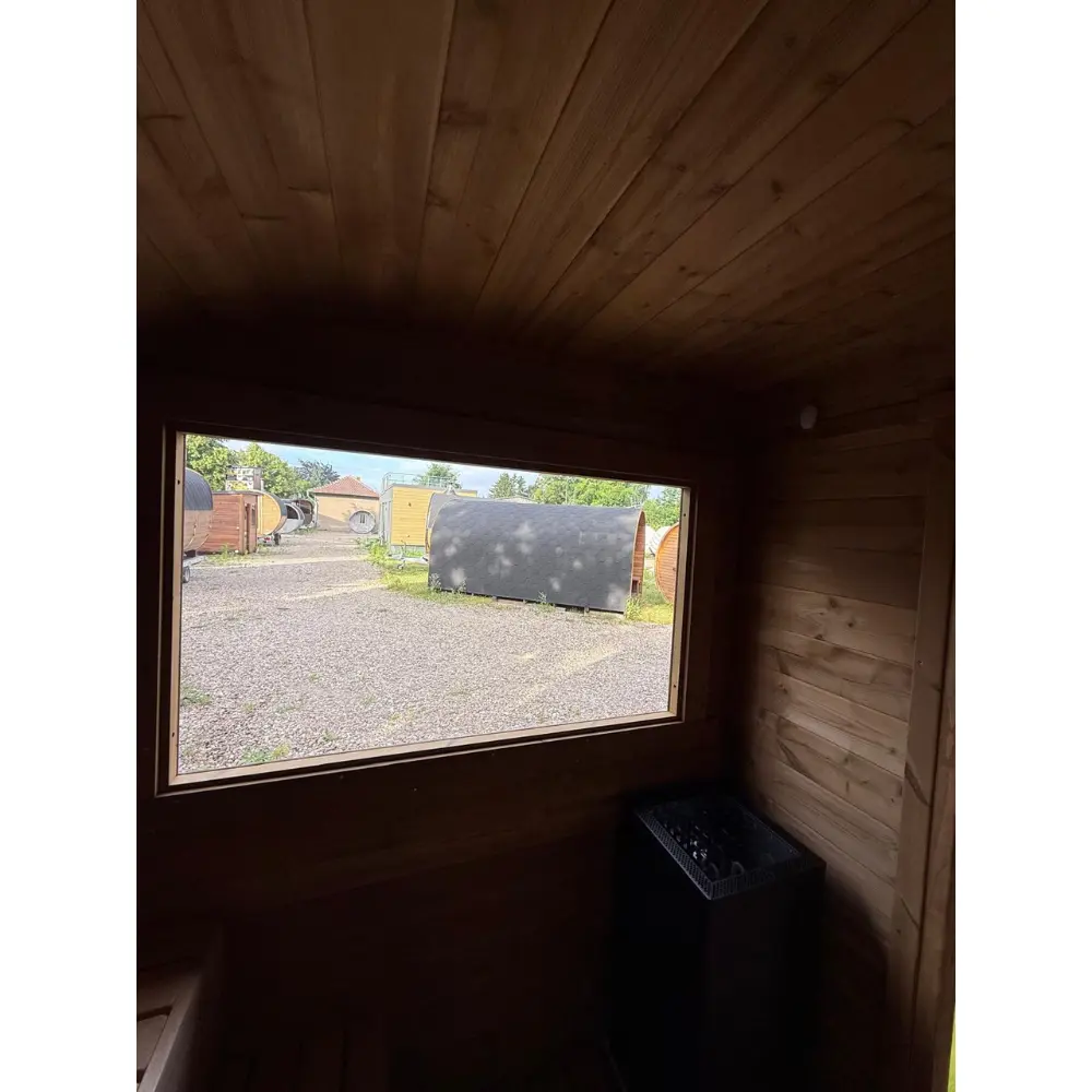 Fensterscheibe im Saunaraum der Sauna mit Ruheraum
