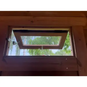Klappbares Fenster im Ruheraum der Sauna Frodo 400