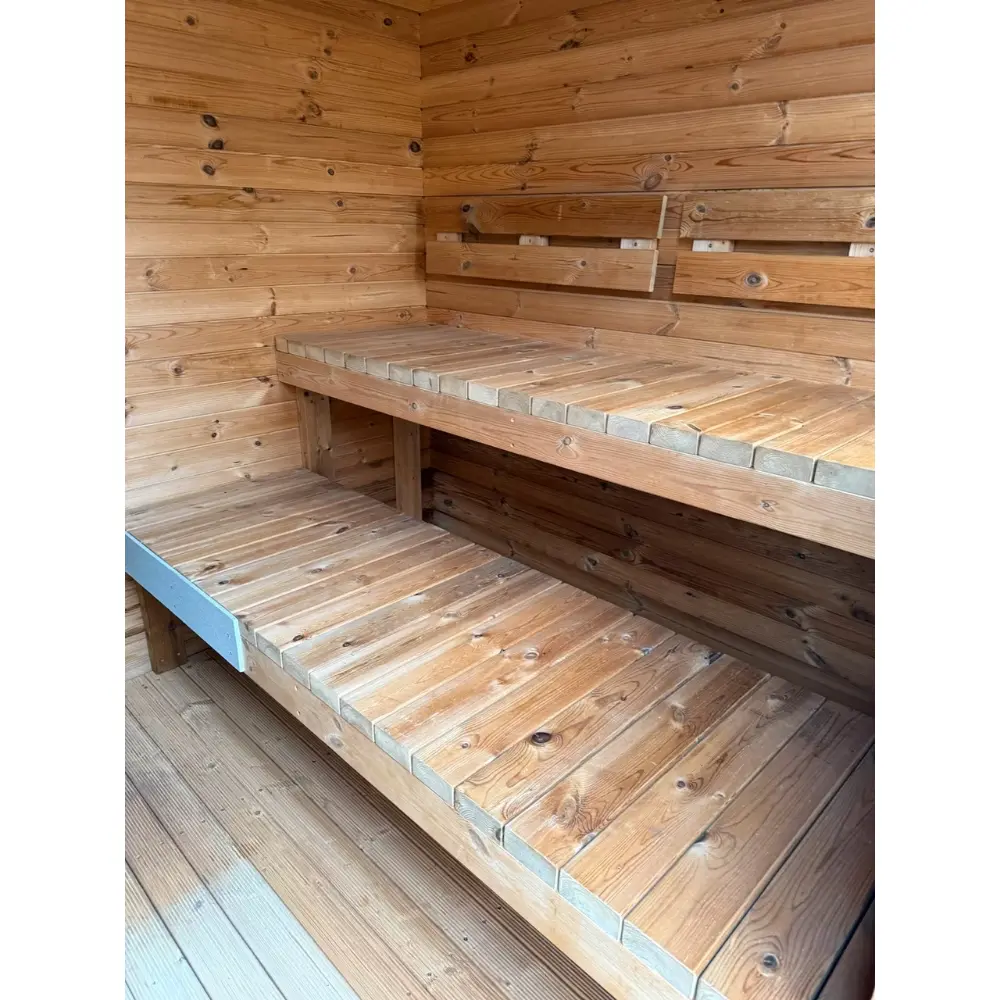 Innenansicht Gartensauna Bänke auf 2 Ebenen