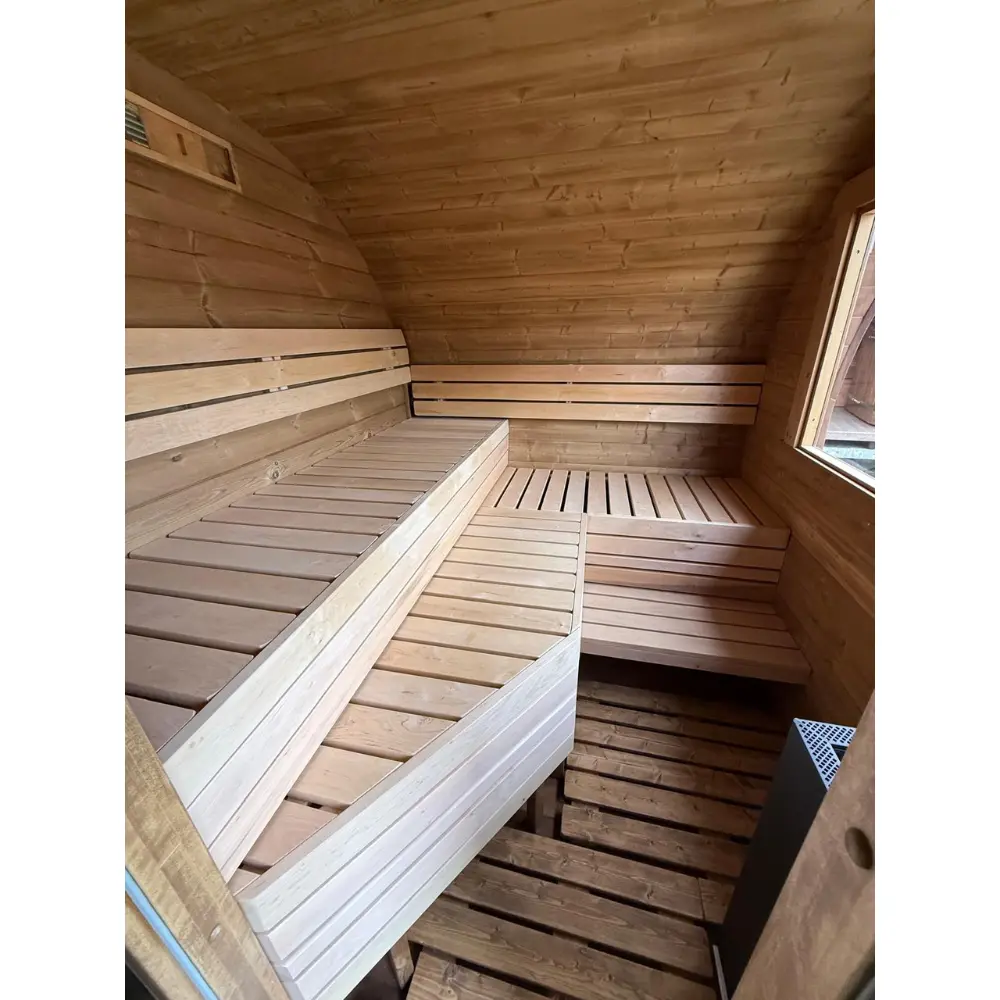Saunaraum der Sauna mit Ruheraum aus Thermoholz