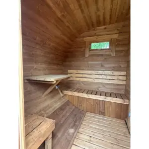 Ruheraum der Sauna mit klappbarer Sitzbank