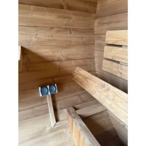 Ruheraum der Sauna mit Klapptisch und Sitzbank