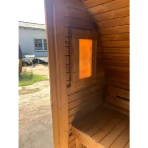Salzkristalllampe im Saunaraum