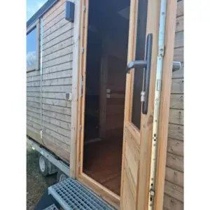 Sauna mit Vorraum und Seiteneingang auf Anhängerbasis