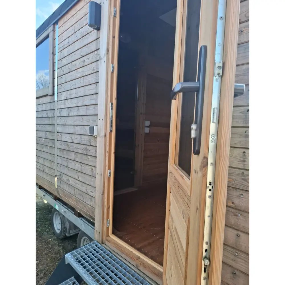 Sauna mit Vorraum und Seiteneingang auf Anhängerbasis