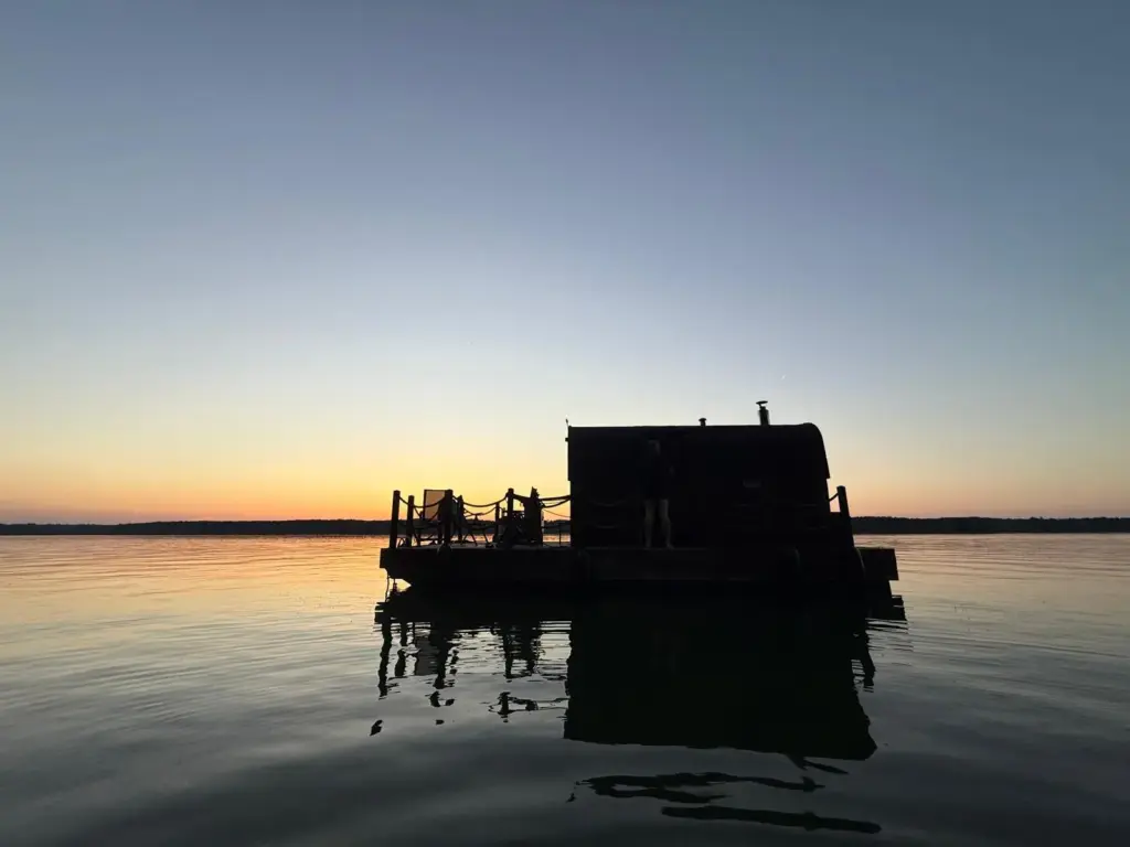 Saunafloss bei Sonnenuntergang