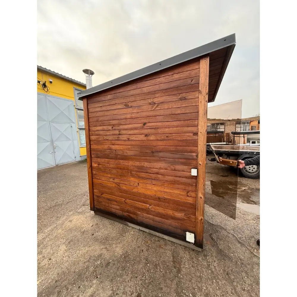 Thermoholz Gartensauna mit Holzofen sofort verfügbar seitlich