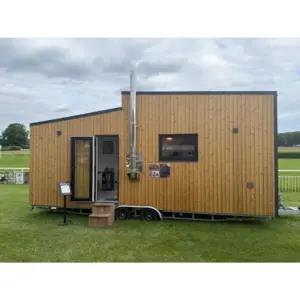 Autarkes Tinyhaus 22 m² Frontansicht mit Thermoholz-Fassade