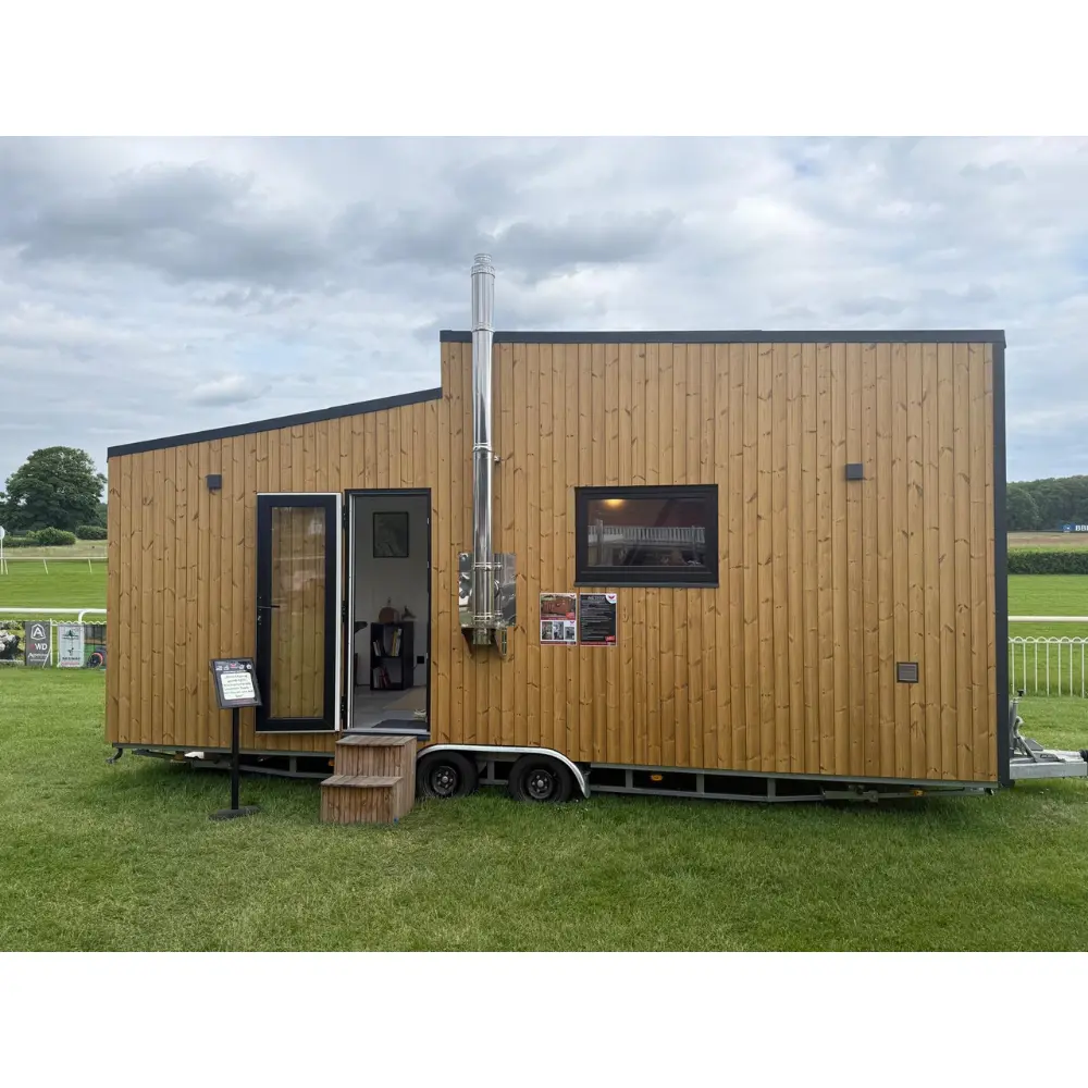 Autarkes Tinyhaus 22 m² Frontansicht mit Thermoholz-Fassade