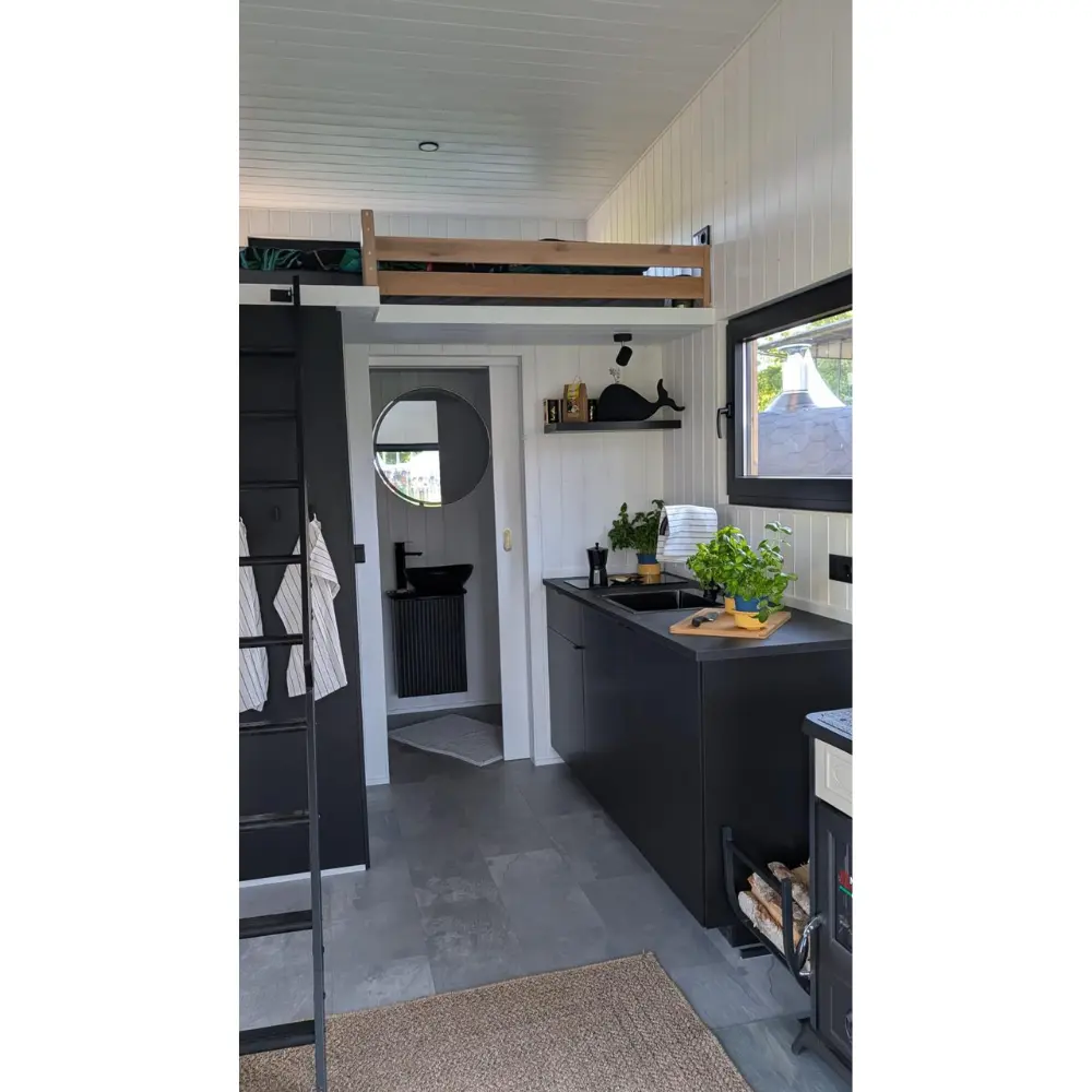Wohn- und Küchenbereich im Autarken Tinyhaus 22 m²
