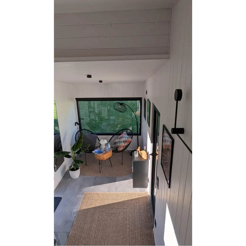 Gemütlicher Wohnbereich im Autarken Tinyhaus 22 m² mit moderner Einrichtung