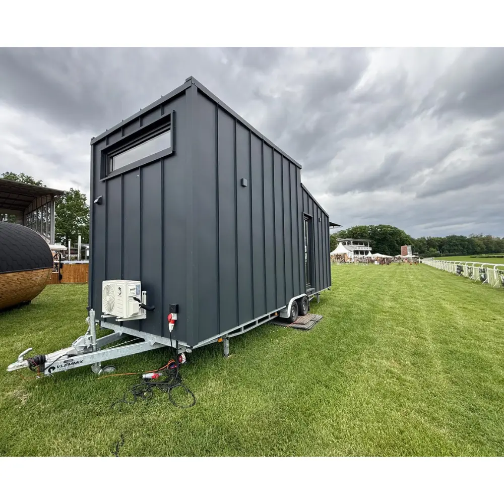 Rückansicht vom Autarken Tinyhaus 22 m² mit moderner Außenverkleidung