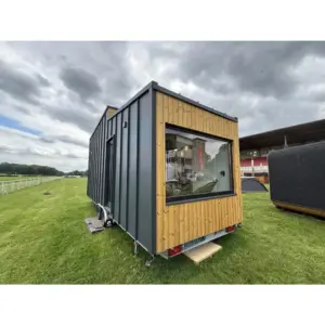 Autarkes Tinyhaus 22 m² mit Thermoholz-Fassade und Sitzbereich