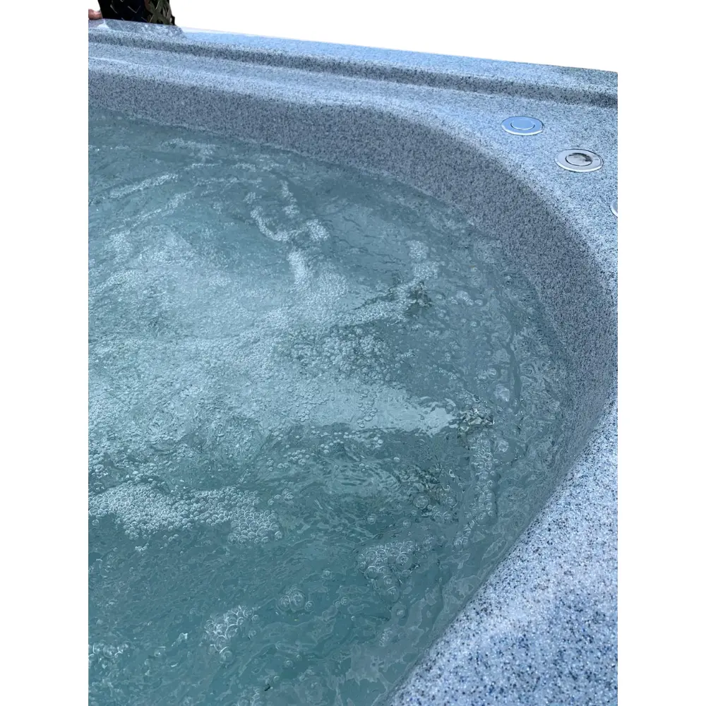 Hot Tub mit 28 Hydromassagedüsen und integriertem Luftmassagesystem