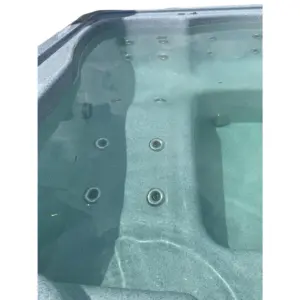 Hot Tub mit 28 Hydromassagedüsen und integriertem Luftmassagesystem