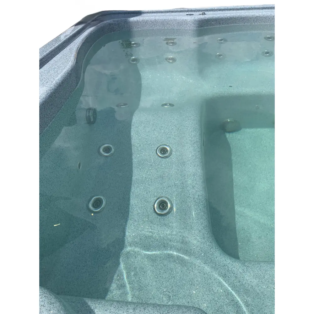 Hot Tub mit 28 Hydromassagedüsen und integriertem Luftmassagesystem