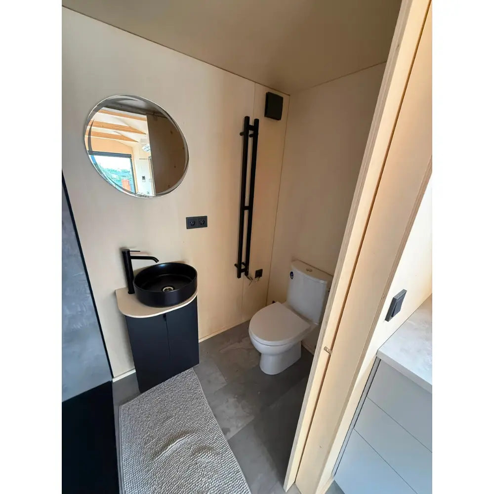 Badezimmer mit Spiegel und Waschbecken im Tiny House