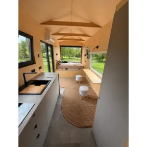 Wohnbereich und Küche im Tiny House 18 m²