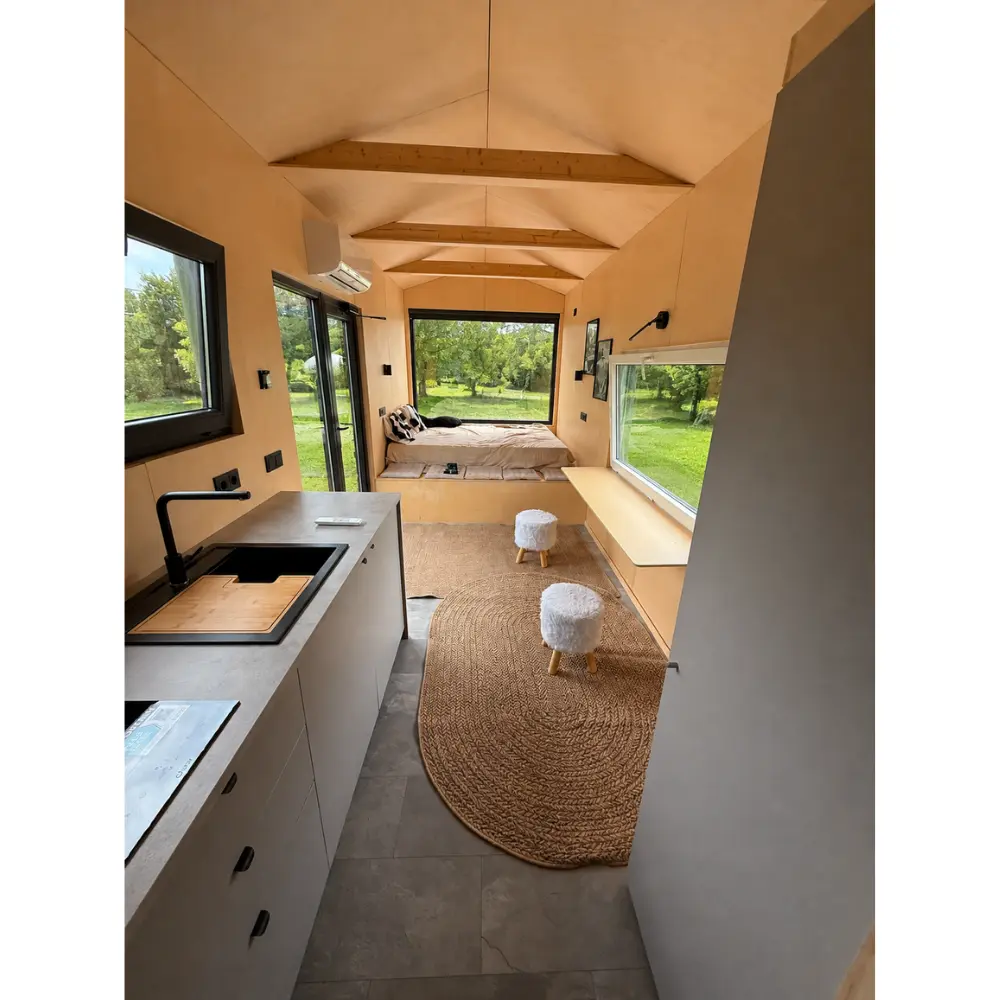Wohnbereich und Küche im Tiny House 18 m²