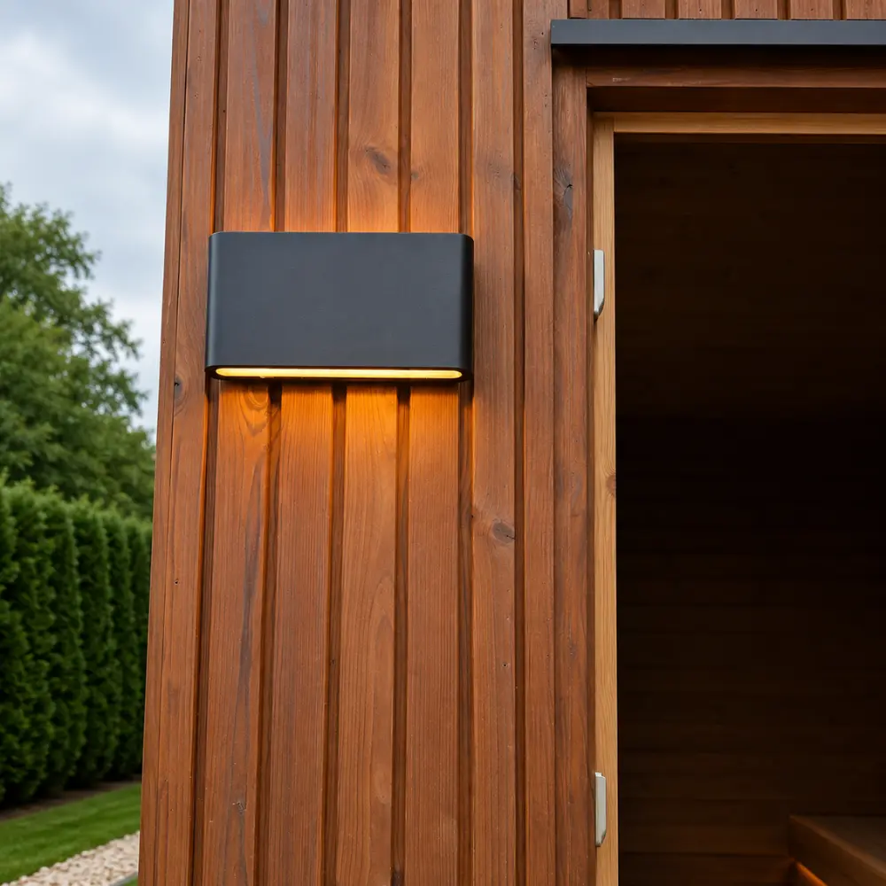 Moderne Außenwandleuchte der Design Gartensauna Vito 240x240 aus Thermoholz