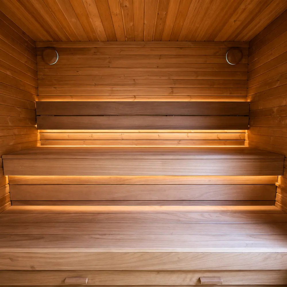 Design Gartensauna Vito 240x240 mit beleuchtetem Innenraum und zwei Saunabänken aus Abachi-Holz