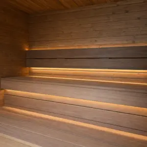 Ergonomische Abachi-Saunabänke mit indirekter LED-Beleuchtung in der Design Gartensauna Vito 240x240