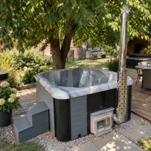 Hot Tub Kuba 200 × 200 cm mit Holzofen in natürlicher Gartenumgebung