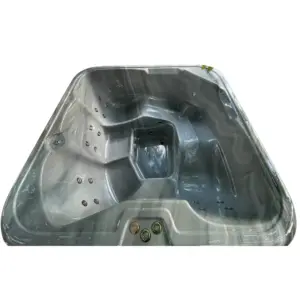 Draufsicht auf die marmorfarbene Acrylwanne des Hot Tub Kuba
