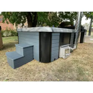 Seitenansicht Hot Tub Kuba mit Thermoholzverkleidung, Holzofen und Einstieg