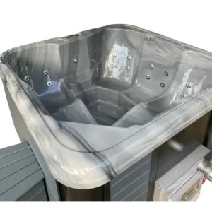 Hot Tub Kuba mit marmorfarbener Acrylwanne, zwei Sitzflächen und zwei Liegeflächen