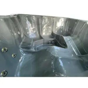 Innenansicht des Hot Tub Kuba mit Sitzflächen und Wassermassagedüsen
