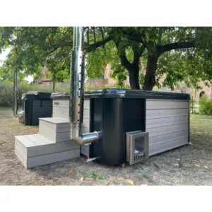 Seitenansicht des Hot Tub Monaco 220 × 220 cm mit Holzofen